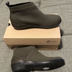 Clarks Sashlyn Mid Olive Green Stretch Ankle Bootie. Size 8. NWT.